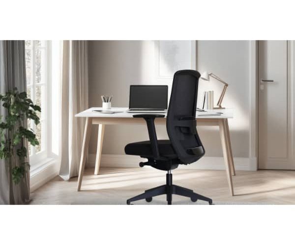 Jirra D03287 at desk